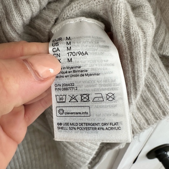 H&M turtleneck oversized fit sweater sz: Med - Picture 4 of 5